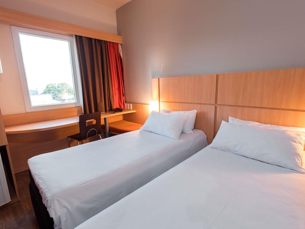 Habitación Standard con dos camas individuales del hotel Ibis Presidente Prudente Manoel Goulart. Foto 4