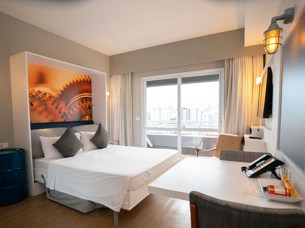 Estudio con cama Queen Size y cocina equipada del hotel Mercure São Bernardo Do Campo