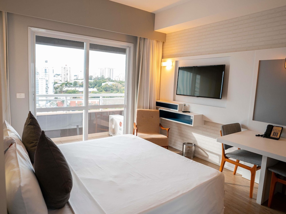 Estudio con cama Queen Size y cocina equipada del hotel Mercure São Bernardo Do Campo. Foto 7
