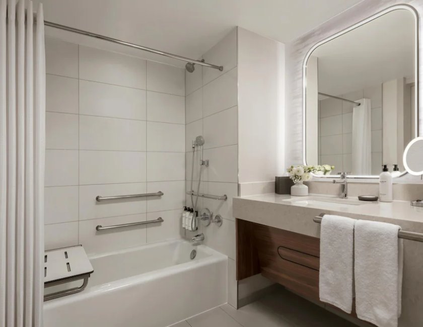Habitación, 1 cama de matrimonio grande, accesible para personas con discapacidad, bañera del hotel Manchester Grand Hyatt San Diego. Foto 3