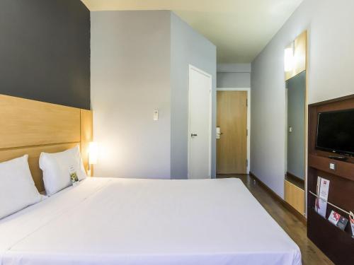 Habitación Doble con cama supletoria para niños del hotel Ibis Barretos. Foto 1