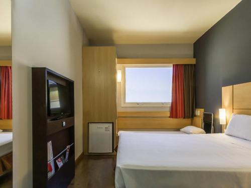 Habitación Doble con cama supletoria para niños del hotel Ibis Barretos. Foto 7