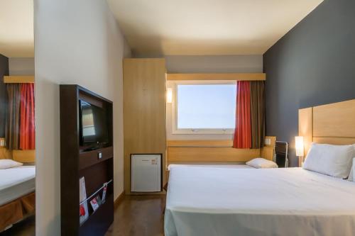 Habitación Doble con cama supletoria para niños del hotel Ibis Barretos. Foto 11