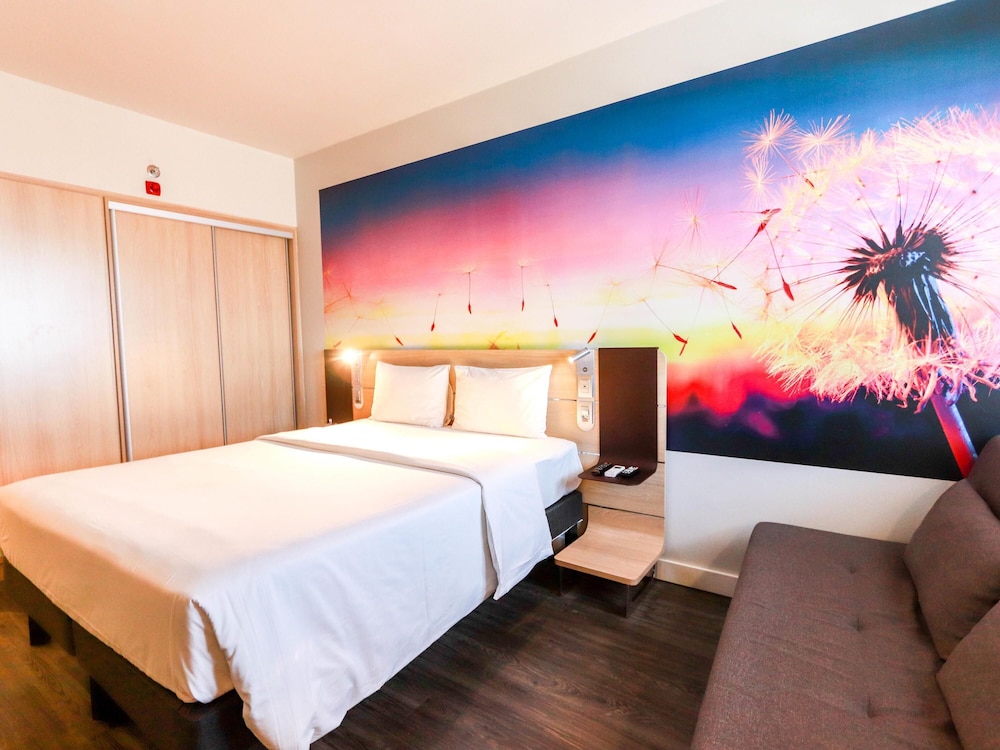 Habitación superior con 1 cama doble y 1 sofá - cama del hotel Novotel Itajai