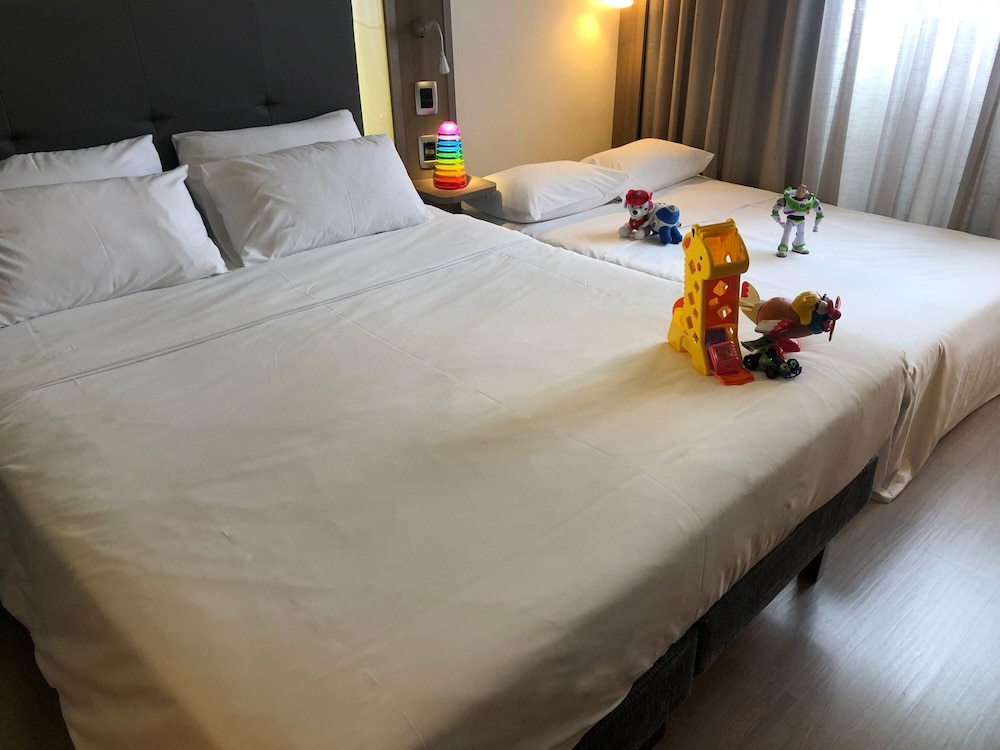 Habitación Familiar con 1 cama doble y sofá cama del hotel Novotel São Paulo Berrini. Foto 4