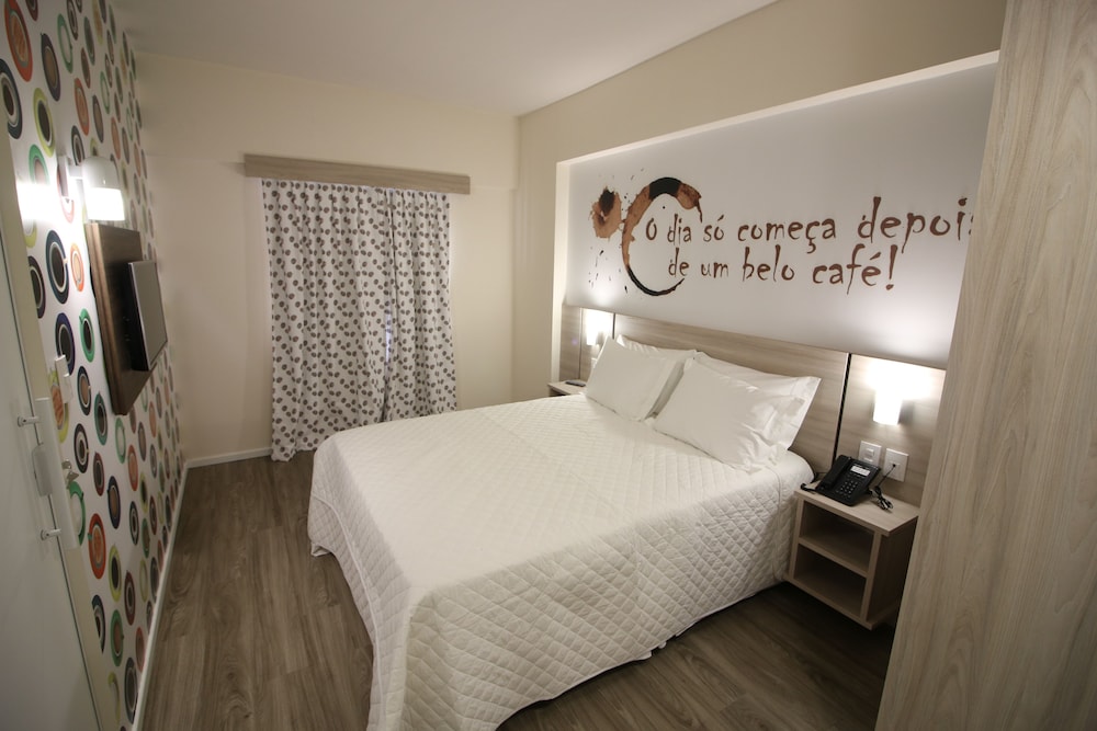 Habitación Standard con una cama doble y un sofá cama para un máximo de un niño de 16 años del hotel Ibis Styles Vitoria Da Conquista