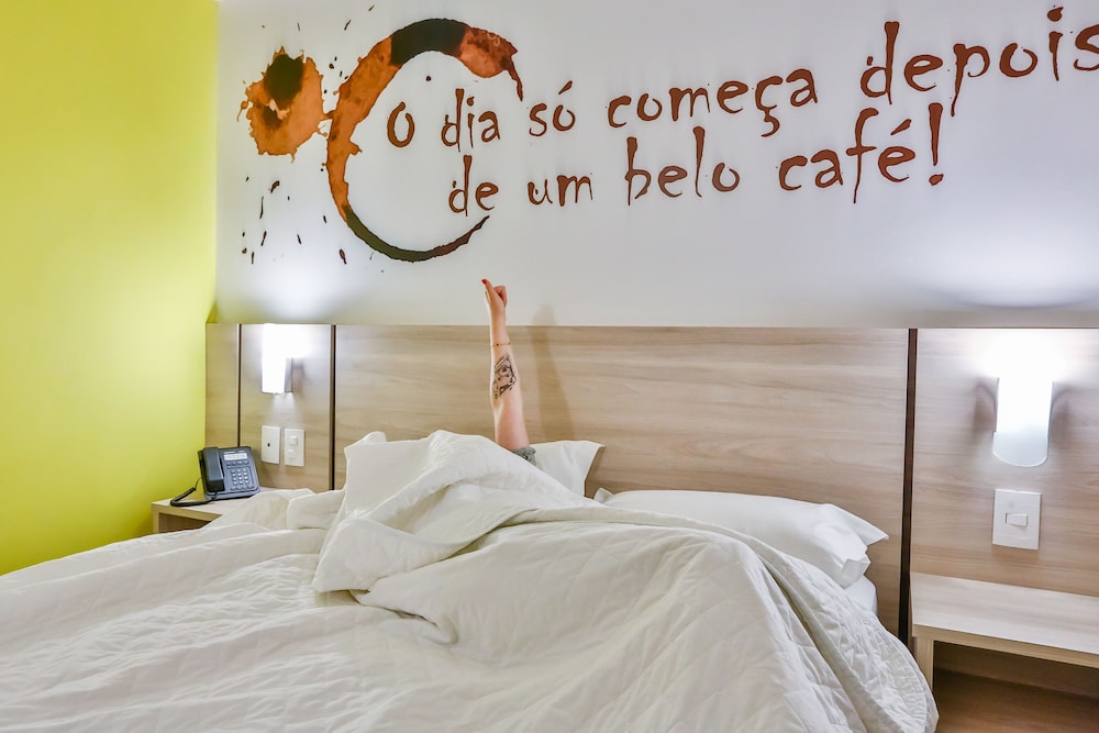 Habitación Standard con una cama doble y un sofá cama para un máximo de un niño de 16 años del hotel Ibis Styles Vitoria Da Conquista. Foto 1
