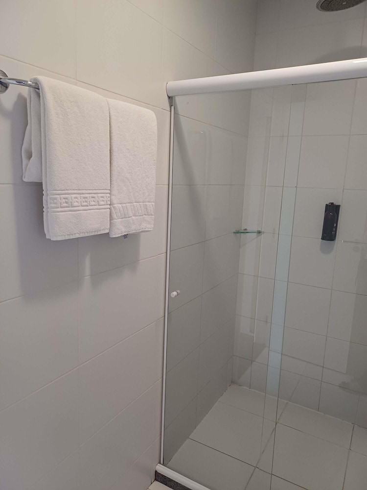 Habitación Standard con una cama doble y un sofá cama para un máximo de un niño de 16 años del hotel Ibis Styles Vitoria Da Conquista. Foto 2