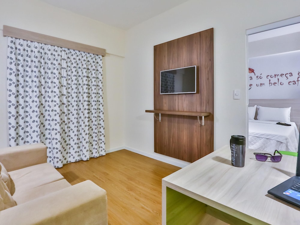 Habitación Standard con una cama doble y un sofá cama para un máximo de un niño de 16 años del hotel Ibis Styles Vitoria Da Conquista. Foto 3