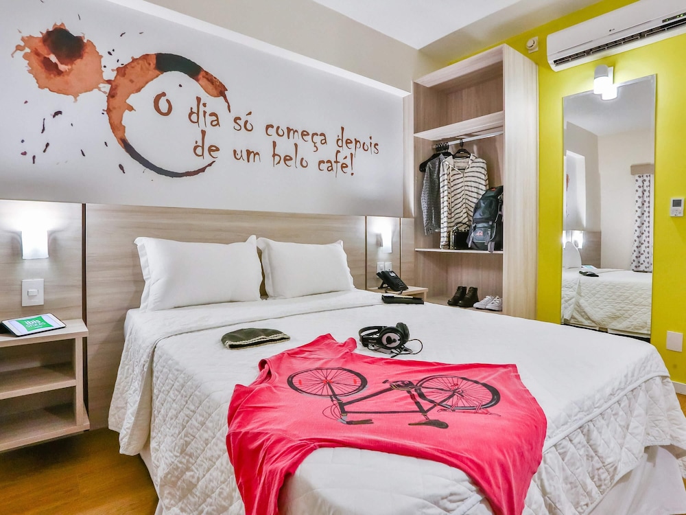 Habitación Standard con una cama doble y un sofá cama para un máximo de un niño de 16 años del hotel Ibis Styles Vitoria Da Conquista. Foto 4