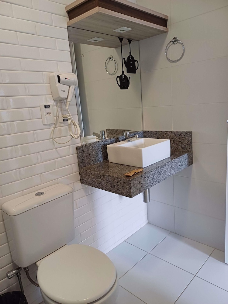 Habitación Standard con una cama doble y un sofá cama para un máximo de un niño de 16 años del hotel Ibis Styles Vitoria Da Conquista. Foto 5