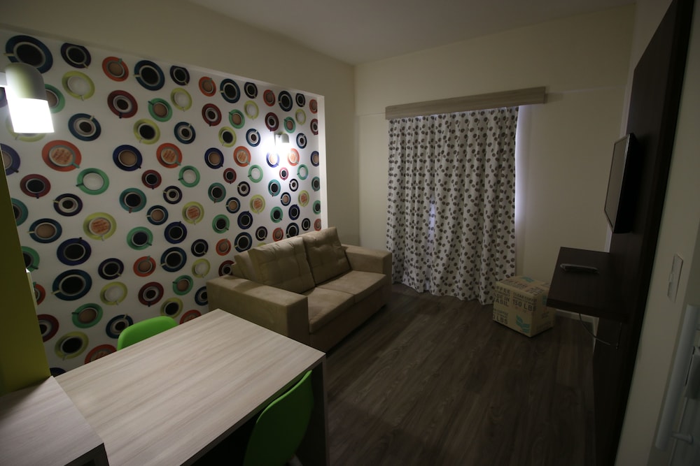 Habitación Standard con una cama doble y un sofá cama para un máximo de un niño de 16 años del hotel Ibis Styles Vitoria Da Conquista. Foto 6