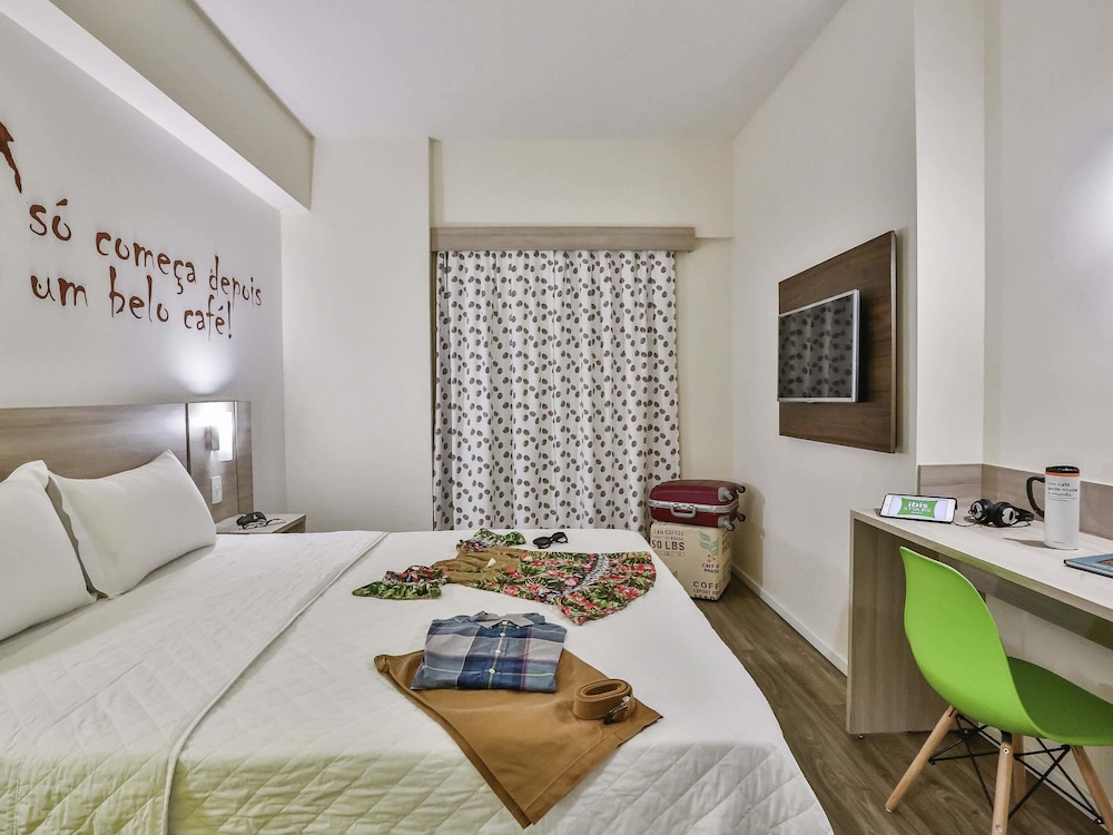 Habitación Standard con una cama doble del hotel Ibis Styles Vitoria Da Conquista. Foto 2