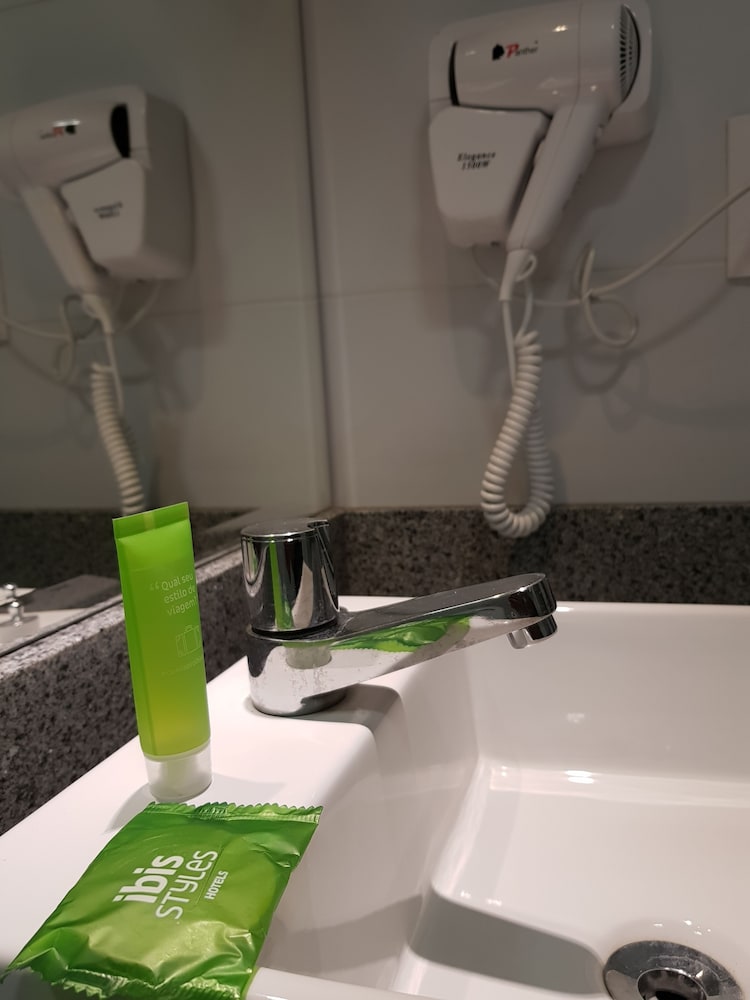 Habitación Standard con una cama doble del hotel Ibis Styles Vitoria Da Conquista. Foto 5