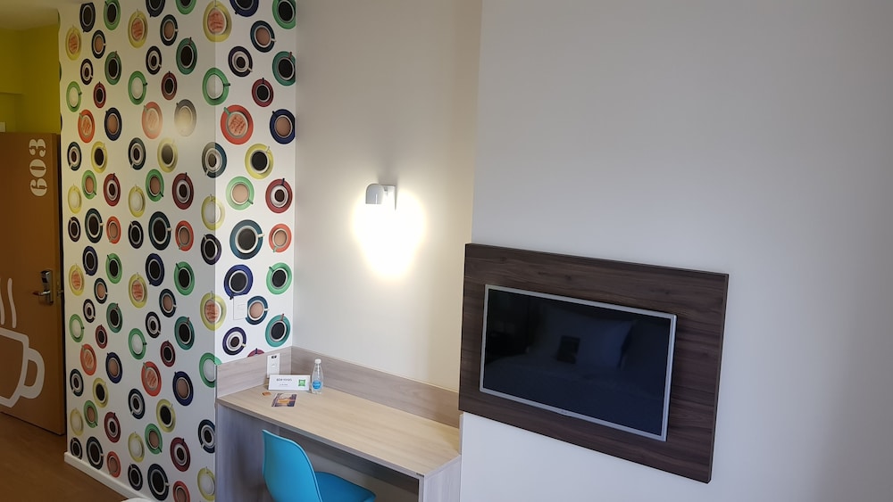 Habitación Standard con una cama doble del hotel Ibis Styles Vitoria Da Conquista. Foto 6