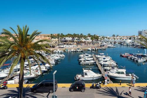 Apartamento de 1 dormitorio con vistas al puerto deportivo del hotel Aluasun Lago Park