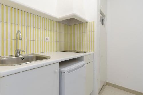 Apartamento de 1 dormitorio con vistas al puerto deportivo del hotel Aluasun Lago Park. Foto 2