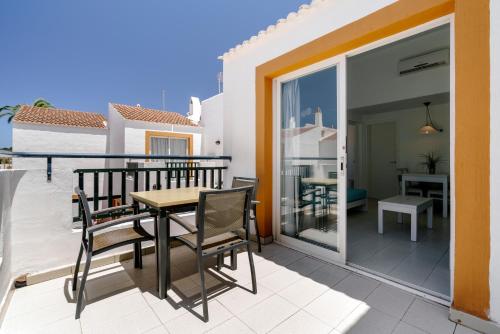 Apartamento de 1 dormitorio con vistas al puerto deportivo del hotel Aluasun Lago Park. Foto 3