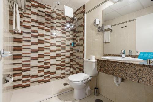Apartamento de 1 dormitorio con vistas al puerto deportivo del hotel Aluasun Lago Park. Foto 5
