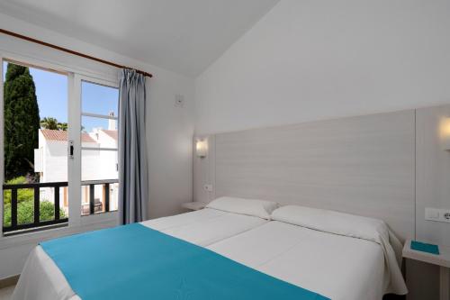 Apartamento de 1 dormitorio con vistas al puerto deportivo del hotel Aluasun Lago Park. Foto 6