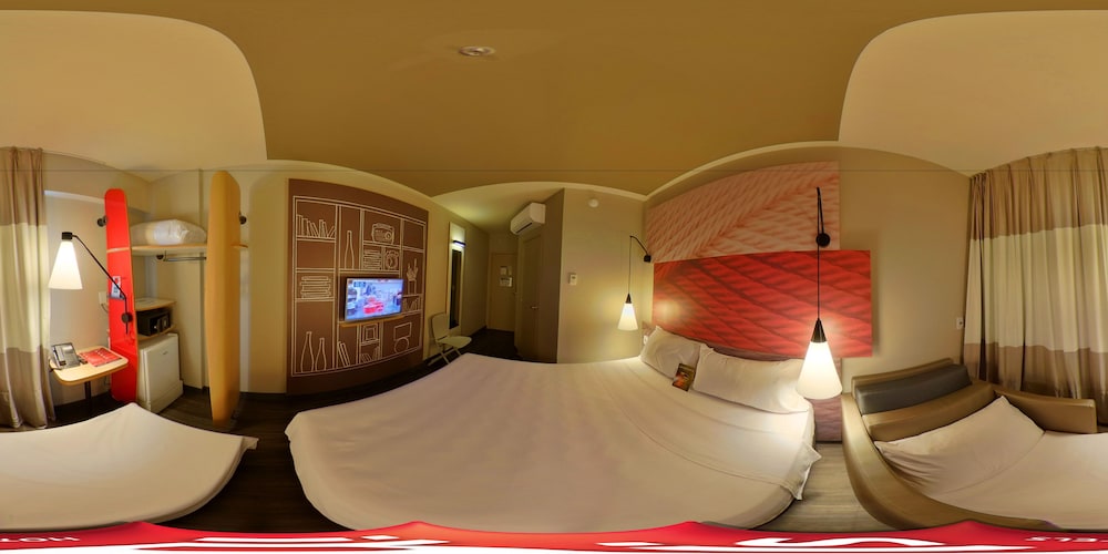 Habitación estándar con 1 cama doble y 1 cama individual del hotel Ibis Natal. Foto 1