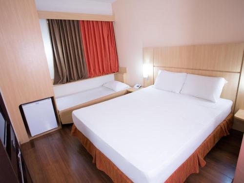 Habitación Standard con una cama doble y una cama supletoria para niño del hotel Ibis Feira De Santana