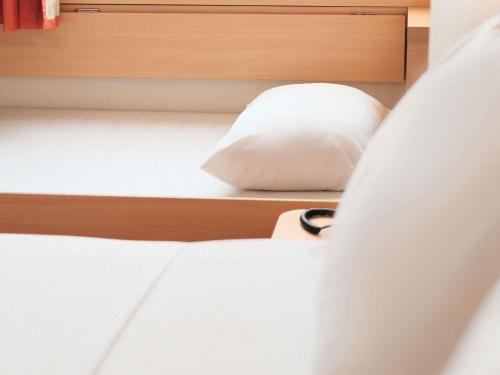 Habitación Standard con una cama doble y una cama supletoria para niño del hotel Ibis Feira De Santana. Foto 3