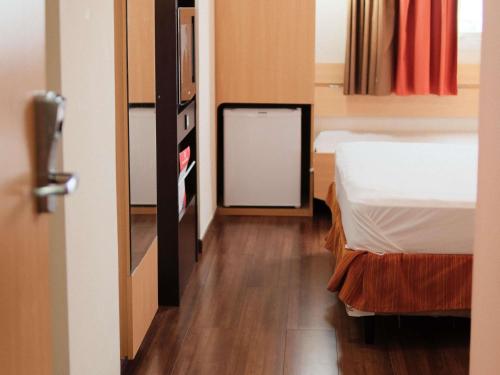 Habitación Standard con una cama doble y una cama supletoria para niño del hotel Ibis Feira De Santana. Foto 4