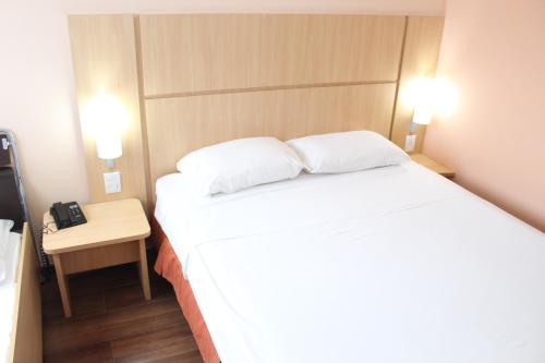 Habitación Standard con una cama doble y una cama supletoria para niño del hotel Ibis Feira De Santana. Foto 8