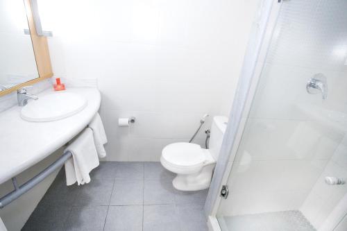 Habitación Standard con una cama doble y una cama supletoria para niño del hotel Ibis Feira De Santana. Foto 9