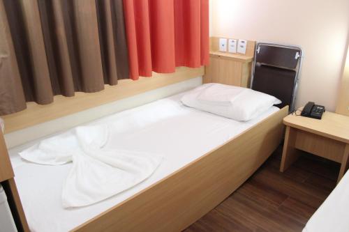 Habitación Standard con una cama doble y una cama supletoria para niño del hotel Ibis Feira De Santana. Foto 10
