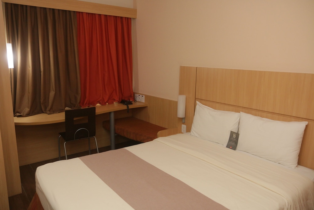 Habitación Standard con cama doble del hotel Ibis Feira De Santana. Foto 1