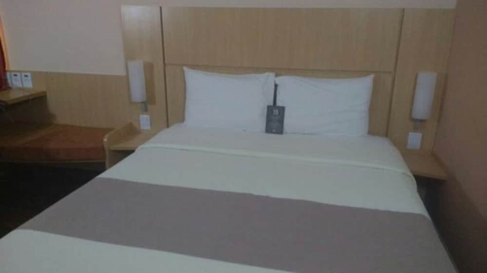Habitación Standard con cama doble del hotel Ibis Feira De Santana. Foto 3