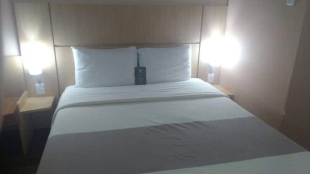 Habitación Standard con cama doble del hotel Ibis Feira De Santana. Foto 4