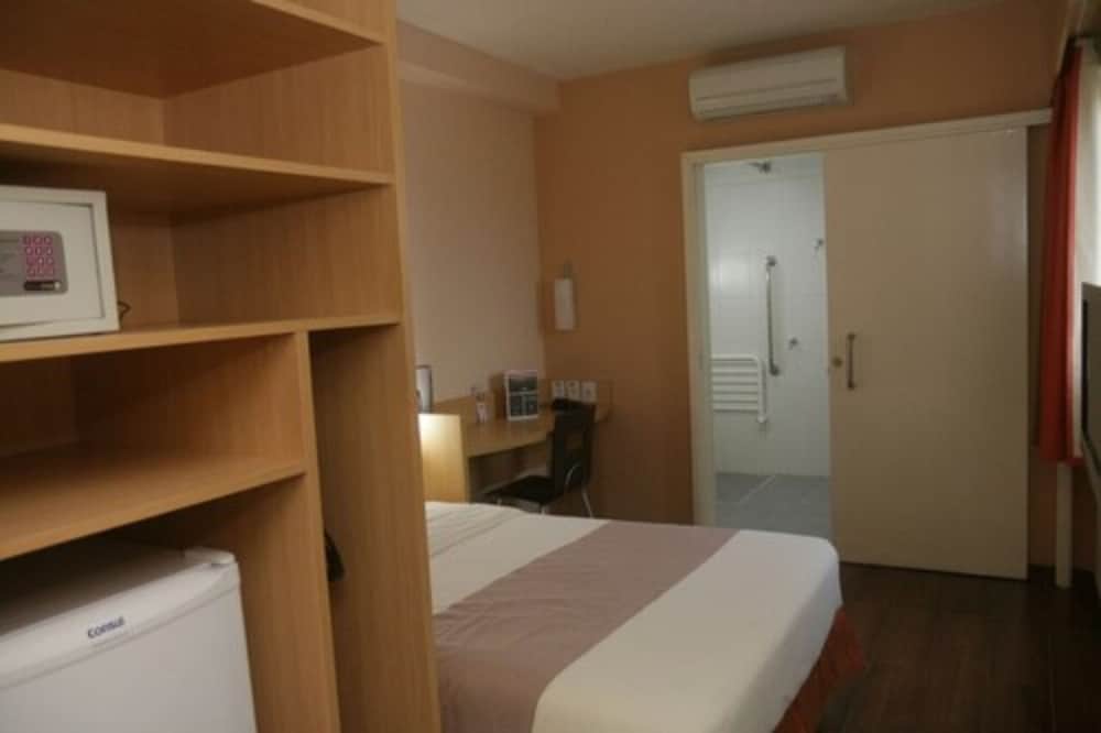 Habitación Standard con cama doble del hotel Ibis Feira De Santana. Foto 6