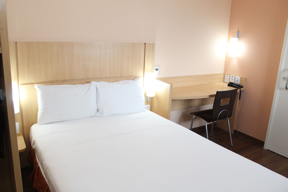 Habitación Standard con 2 camas individuales del hotel Ibis Feira De Santana. Foto 1