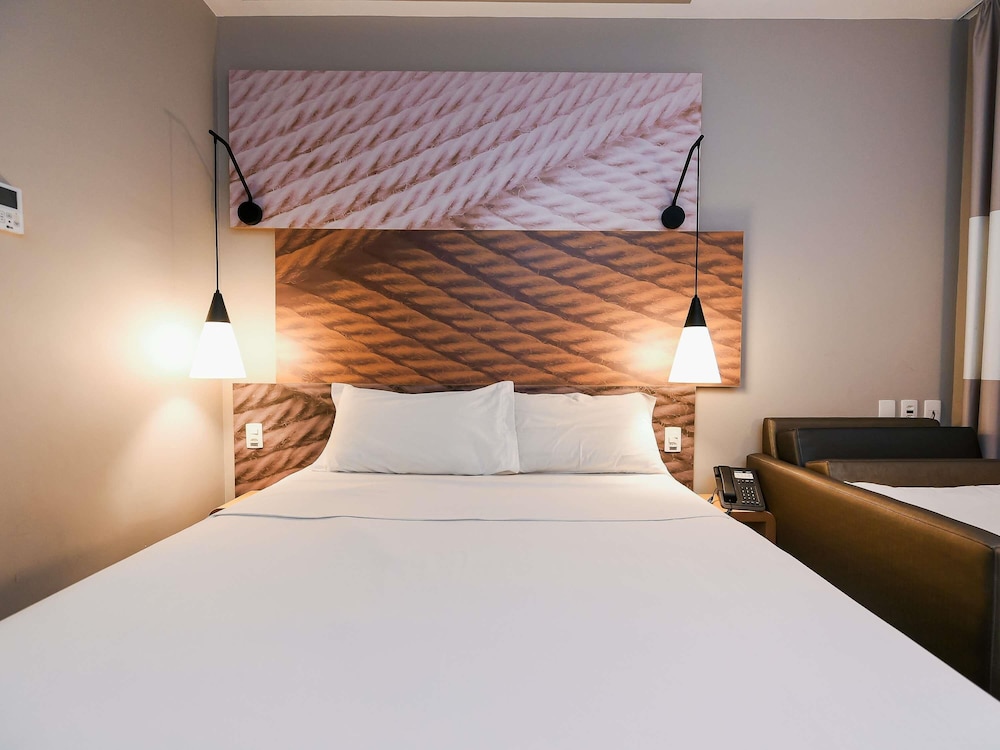 Habitación Estándar con 1 cama doble y 1 sofá - cama del hotel Ibis Jacarei. Foto 3