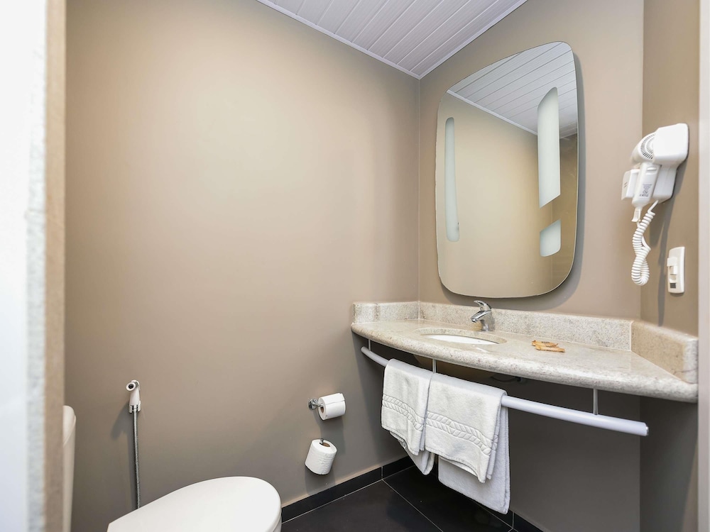 Habitación Estándar con 1 cama doble y 1 sofá - cama del hotel Ibis Jacarei. Foto 6