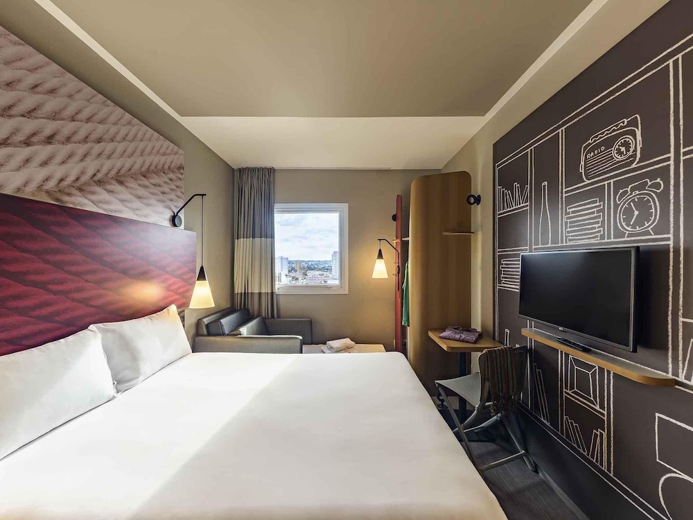 Habitación Estándar con 1 cama doble y 1 sofá - cama del hotel Ibis Jacarei. Foto 8