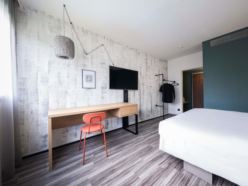 Habitación estándar con cama king size del hotel Ibis Styles Linz. Foto 3