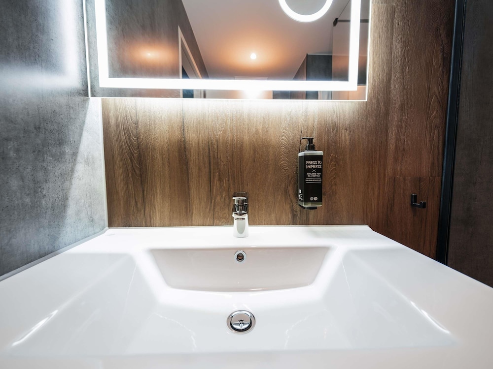 Habitación estándar con cama king size del hotel Ibis Styles Linz. Foto 6