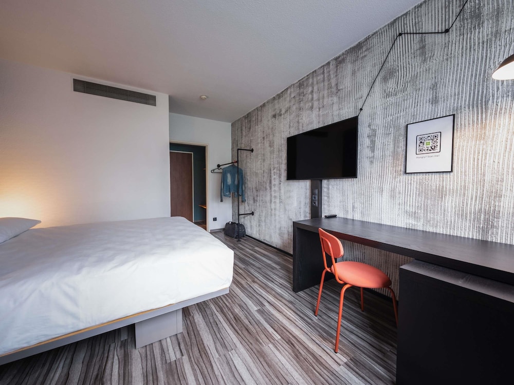 Habitación estándar con cama king size del hotel Ibis Styles Linz. Foto 7