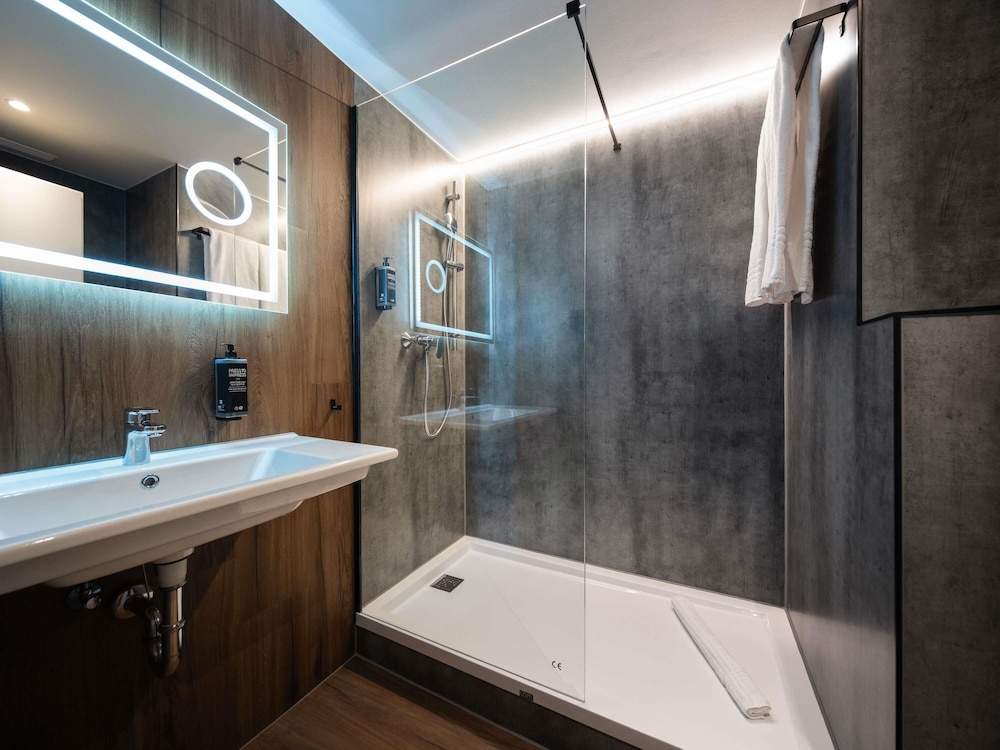 Habitación estándar con 2 cómodas camas individuales del hotel Ibis Styles Linz. Foto 4