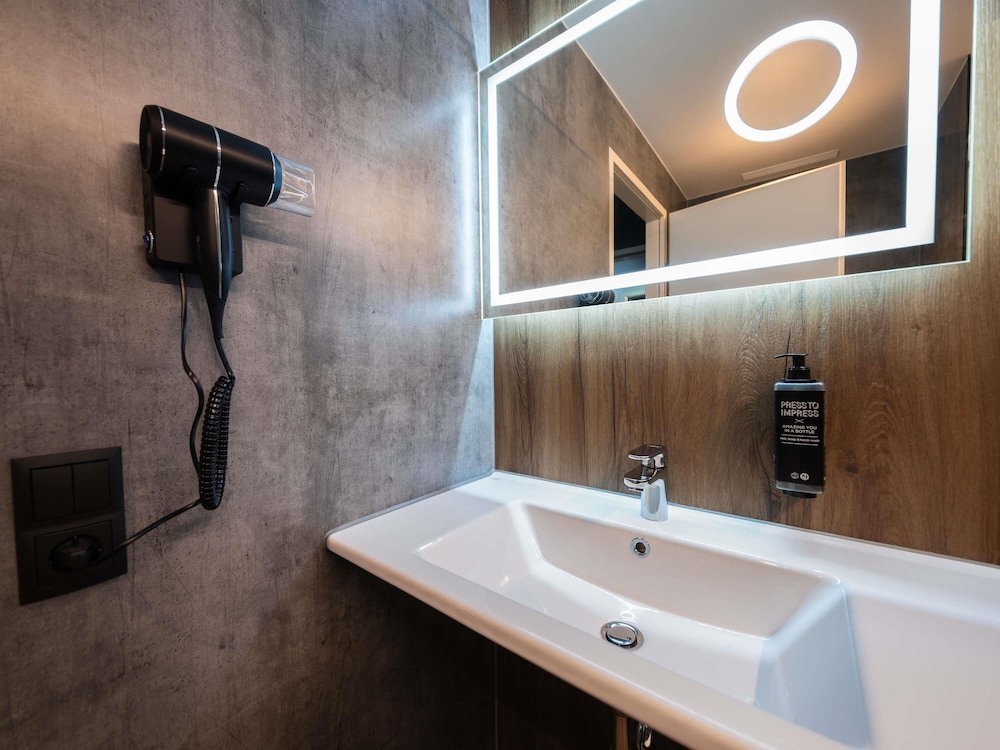 Habitación estándar con 2 cómodas camas individuales del hotel Ibis Styles Linz. Foto 6
