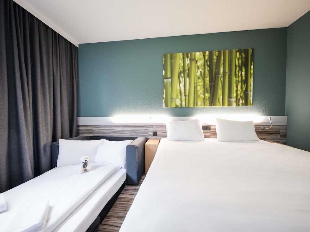 Habitación familiar con 1 cama king size y sofá - cama del hotel Ibis Styles Linz