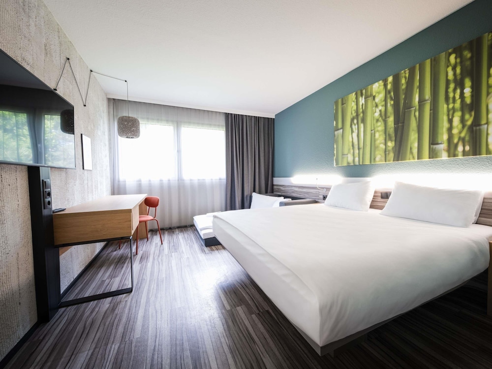 Habitación familiar con 1 cama king size y sofá - cama del hotel Ibis Styles Linz. Foto 1