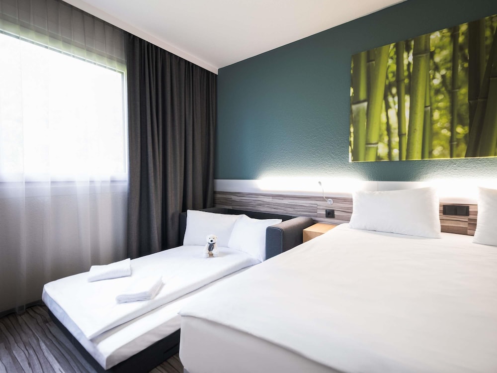 Habitación familiar con 1 cama king size y sofá - cama del hotel Ibis Styles Linz. Foto 2
