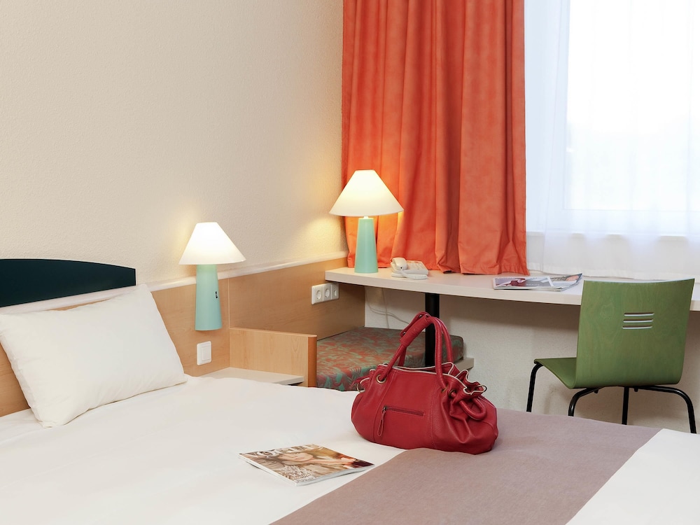 Habitación con cama doble equipada con la nueva ropa de cama del hotel Ibis Luxembourg Sud. Foto 1