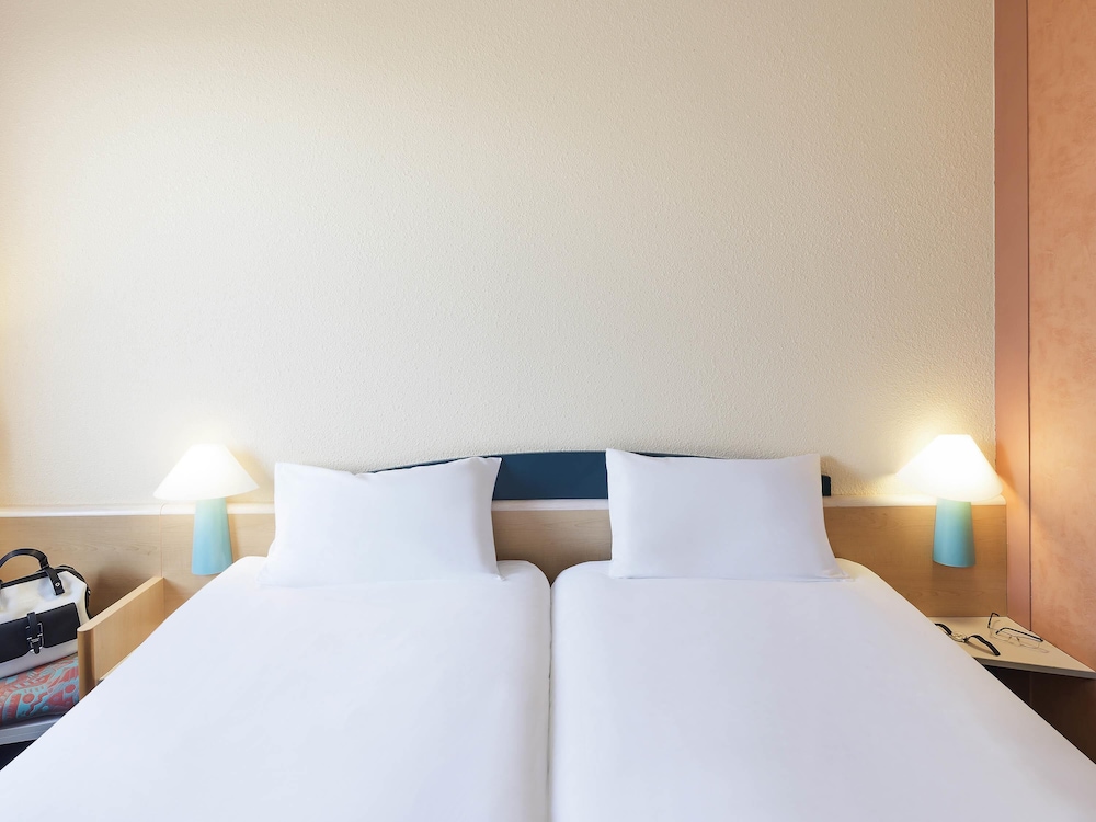 Habitación con 2 camas individuales equipada con la nueva ropa de cama del hotel Ibis Luxembourg Sud