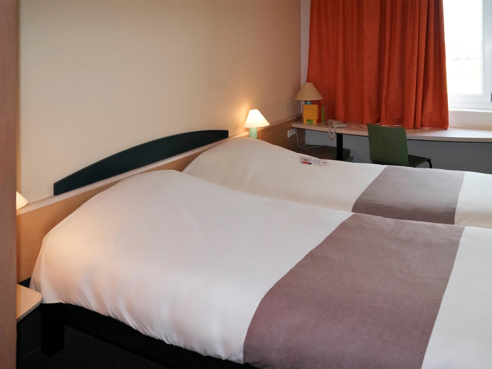 Habitación con 2 camas individuales equipada con la nueva ropa de cama del hotel Ibis Luxembourg Sud. Foto 1
